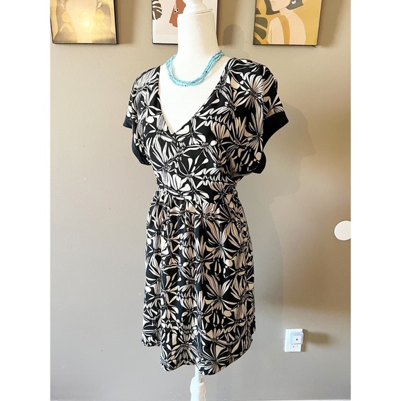 Anthropologie Dresses & Skirts - Anthropologie Postmark Printed V-Neck Tie Back Mini Dress